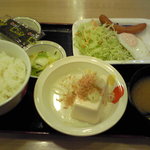 松屋 - 2010/12/15 朝定食　ソーセージエッグ定食350円、小鉢は冷やっこ！小鉢コンプしたぜ！