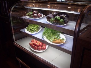 Trattoria A alla Z - 入口の冷蔵ショーケースには季節の野菜が整列。