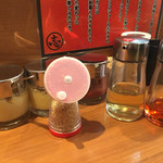 横浜家系カレーライス 壱番家 - 卓上のメンツも変わらず。胡麻すり機さえ変わらず