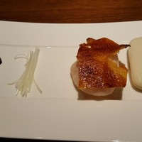 THE DINING シノワ唐紅花＆鉄板フレンチ蒔絵 - 北京ダック　中華パンとえびせん添え
