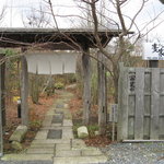 門を潜り敷地内へ・・