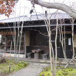 軒先には吊るされた「干し柿」