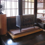 土間の傍には、薪ストーブが・・