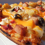 キャプテンフックス・ギャレー - スパイスポテトとボローニャソーセージのミートソースピザ