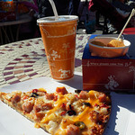 キャプテンフックス・ギャレー - スパイスポテトとボローニャソーセージのミートソースピザ