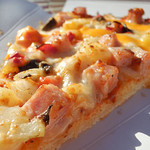 キャプテンフックス・ギャレー - スパイスポテトとボローニャソーセージのミートソースピザ