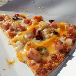 キャプテンフックス・ギャレー - スパイスポテトとボローニャソーセージのミートソースピザ