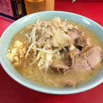 ラーメン二郎 - ラーメン豚入り、ニンニク脂辛め
            