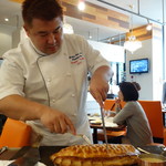 ビストロ ダイア - 水口君が切り分けてくれます