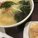麺屋海神 新宿店 - あら炊き塩らぁめん へしこの焼きおにぎり付き トッピングわかめ