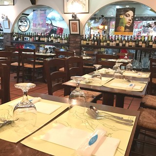 ＜ランチ＞
                                  お席の間隔を広くしております。