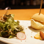 じどりや 穏座 - 胸肉のスモークをサンドしたポンデケージョのミニハンバーガー、ささみのジャーキーのサラダ、北海道の手作りチーズ、蜂の巣添え