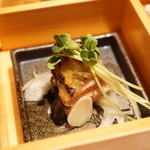 じどりや 穏座 - 雌のもも肉（下もも）の藁焼き