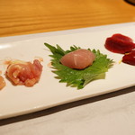 じどりや 穏座 - お造り盛り合わせ （雌の肝、雌の心臓、雄の砂肝、雌の脾臓、雄の笹身、雌のもも肉（膝から上）、ソリレス、雌の胸肉）