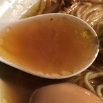 黄金色に輝くスープ