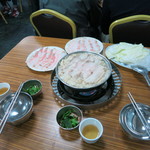 長白小館 - 肉2皿とキャベツ＆春雨もセットです