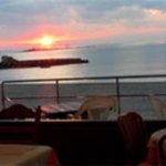 海辺のレストラン ラ・プラージュ - 店内から見た夕日の沈む光景
