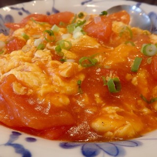Manfuku - 「トマトと卵炒め」(680円)。