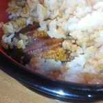 Unatake - ご飯の中から二切れの鰻の蒲焼き