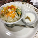 Kafe Do Tenjiku - セットのサラダとヨーグルト