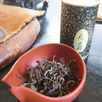 紫藤廬 - 千山霊秀（高山包種）、醺（白毫烏龍）各350元