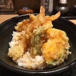 Umai Mono Ippai Irohanihoheto - 海鮮天丼です。