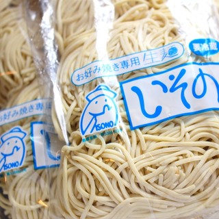 そばは生麺を使用。魚粉は本節粉(100%国産鰹節)