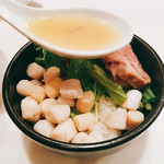 麺や 彩～iro～ - スープをかけて・・・