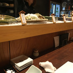 二毛作 - カウンターには大鉢に入れられた旨そうな料理が並んでいて悩みまくりです〜σ(^_^;)