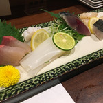 二毛作 - 刺身盛合せ…鯛、ホタテ貝柱、鰆タタキ、〆さば、ミズイカ、穴子、カンパチの７品…豪勢！(°▽°)