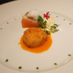 窯焼きステーキ 福田 - サーモンのカリッと焼きとカニクリームコロッケ　サワークリームのタルタルソース