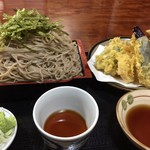 奥信州 - 野菜天ぷらそば（蕎麦、野菜少なめです）今年は少し蕎麦が細くなっています。