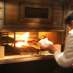 窯焼きステーキ 福田 - 紀州備長炭のウバメガシで絶妙に焼き上げられる様子はライブ感があります