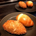 窯焼きステーキ 福田 - ロールパンとカレーパン