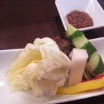 串揚げ 串の実 - お通し、肉味噌とキャベツがたまらん