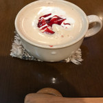 ラ・クロンヌ・ドル - ストロベリーミルクティー(豆乳)生クリームの上には手作りイチゴソース♡下には手作りイチゴジャムがたっぷり沈んでます