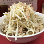 ラーメン二郎 - 小ラーメン 麺半分 ニンニクすこし・野菜・脂・カラメ（600円）