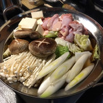 炭火焼鳥あずま - 【料理3,000円＋デラックス飲み放題2,000円】
      鳥鍋（３人前）
      とにかくお出汁が美味しい。
      大きめのカットされた鶏肉が食べ応えがあります。