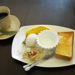 和みカフェ凜 - コーヒー（390円）モーニング（トースト、ゆで卵、サラダ、ヨーグルト、バナナ）
