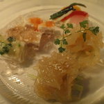 二種類のくらげとバラの香りのコールドチキンの冷菜三種のソースで★