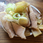 特麺コツ一丁ラーメン - おつまみ（チャーシュー片とメンマ） 100円