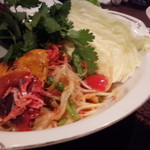 タイ料理 プリックタイ コラボ - カウンターの他、４〜6人がけのテーブルもあります。