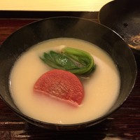 祇園 末友 - 椀物：とち餅を使った白味噌椀の雑煮