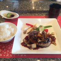ホテルオークラレストラン名古屋 鉄板焼 さざんか - 照り焼きハンバーグ フォアグラときのこのせ