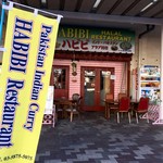 HABIBI HALAL RESTAURANT - 黄色い旗が目印