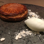 ラチュレ - 焼き込んであり中まで香ばしいフィユタージュ。ガリガリとした食感でバターの風味、メイラード反応の風味などは圧巻。素晴らしい！