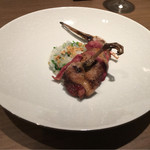 ラチュレ - ベカスのロティ、コラトゥーラとコニャックを入れた七草がゆにベカスのビスクを注いで