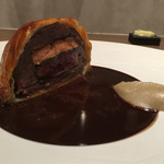 ラチュレ - 火入れは完璧。好みとしてはサルミに酸味を与え、もう少しその分トピナンプールのピュレの濃度をあげる様な皿の中のバランスが僕は好み。