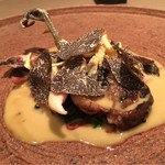 ラチュレ - これは王道ながら旨い！濃厚な甘みあるソースに滋味溢れる小綬鶏。下にソースを吸い込んだ赤軸ほうれん草にトリュフの妖艶な香り。小綬鶏の旨味の引き出し方は既にこの際より進化している。