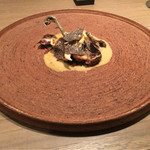 ラチュレ - 小綬鶏のロティ、下に焦がした赤軸ほうれん草を敷いてマデラをクレメした甘いクリームソース、ゴボウのチップ、トリュフ